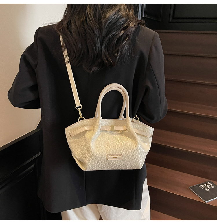 Simple crossbody bag 2025, single-shoulder bucket bag, Spring new style for work, Korean style bag, embossed commuting fashion bag for women undefined