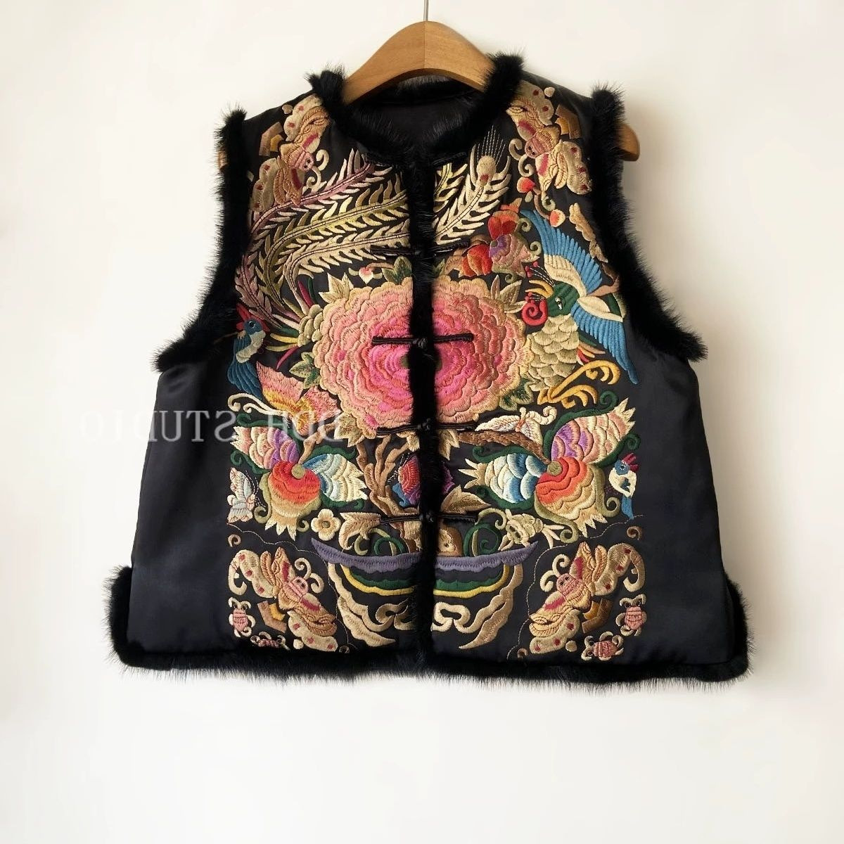 秋冬新款马甲女复古文艺开衫刺绣民族风坎肩加棉保暖马夹时尚减龄