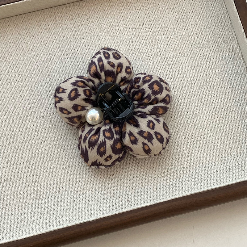 Corea del Sur Dongdaemun nuevo patrón de leopardo de perla relleno de algodón flor tridimensional lindo agarrar clips de correa clips de tiburón adornamiento para el cabello pequeño