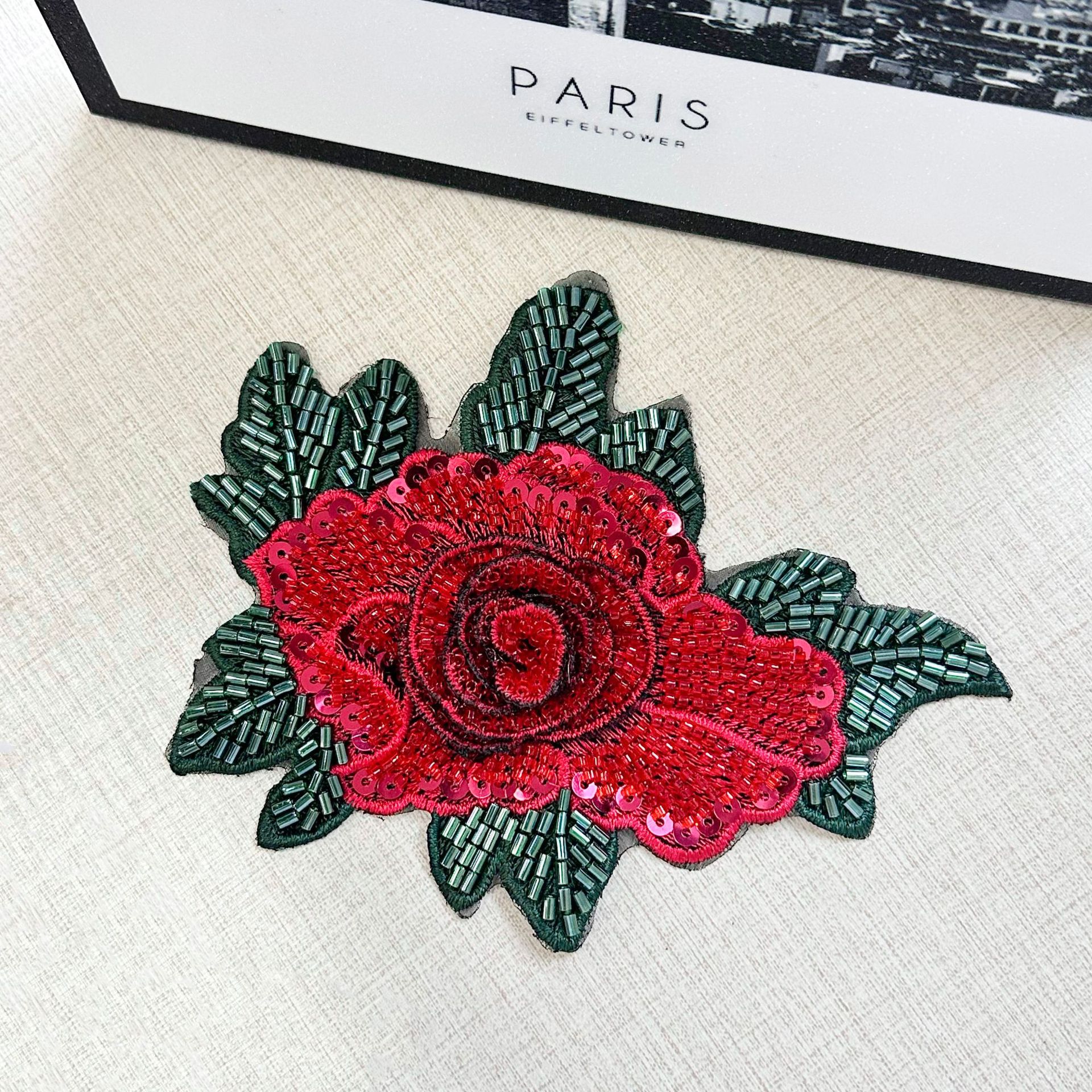 Rosa roja pequeña de alta densidad flor bordado con cuentas pegatinas de tela ropa falda ropa parche de estilo étnico cosido a mano