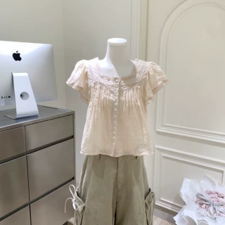 苎麻蕾丝花边衬衫女夏 贝壳扣方领泡泡袖打条上衣杏色叶宏服饰