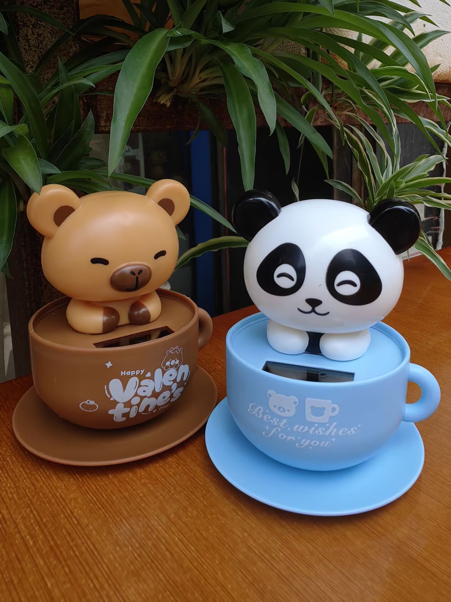 Solar-Powered Panda Bobblehead Ornament, Cute Cartoon Car Interior Creative Decoration, New Model Nodding Doll for Car