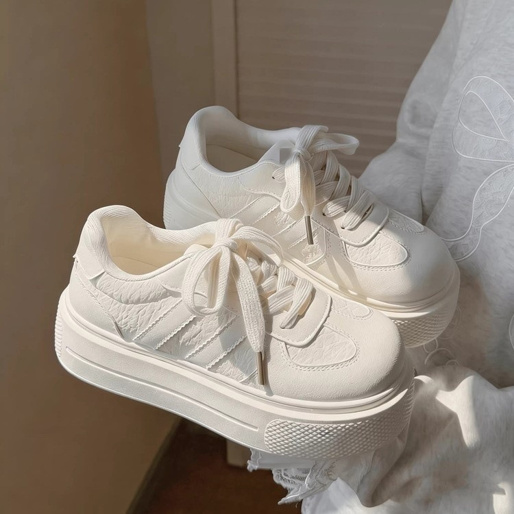 Zapatos blancos pequeños aumentan la altura de los zapatos de skate casuales de la mujer 2026 primavera y verano nuevos zapatos de skate de estudiantes pequeños