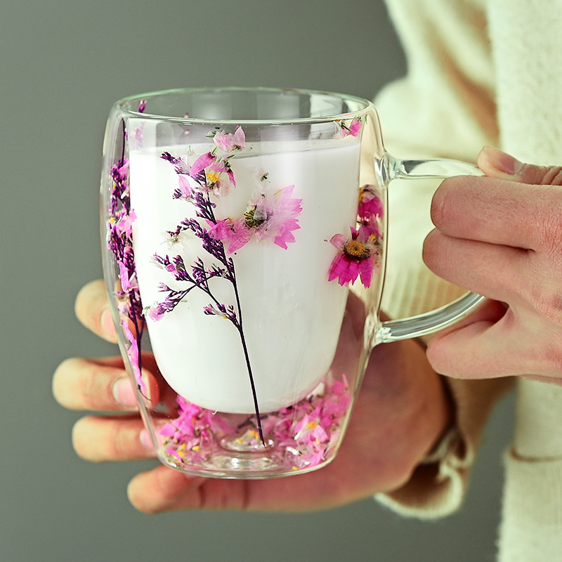 Caneca de vidro parede dupla resistente ao calor com flores secas_voghion.com