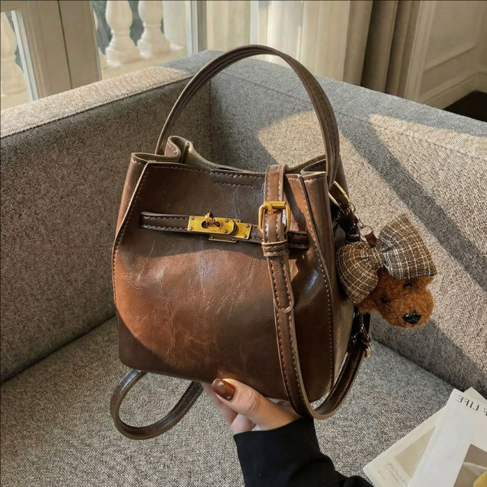 Otoño y invierno bolso de cubo de mano mujer 2025 nuevo estilo de alta calidad retro bolso de hombro universal de transporte público bolso de mujer