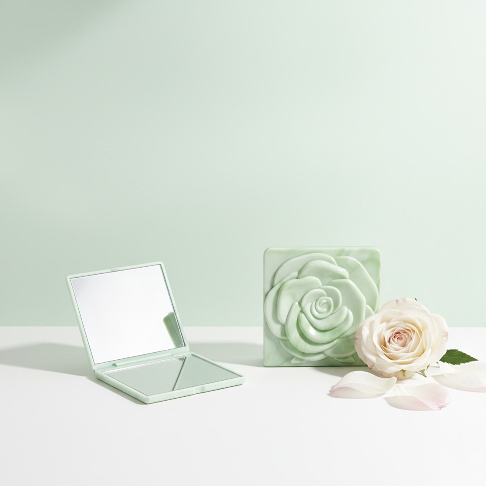 Espejo pequeño de rosa, espejo de maquillaje de doble cara para niñas, espejo plegable portátil, mini espejo de aumento abatible, espejo cuadrado