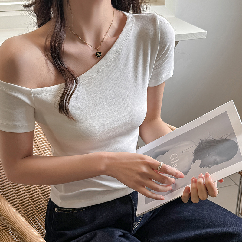 블랙 한 단어 Oblique Collar 반팔 티셔츠의 엄격한 선택 여성 봄과 여름 슬림베이스 셔츠와 새로운 틈새 슬림 핏 탑