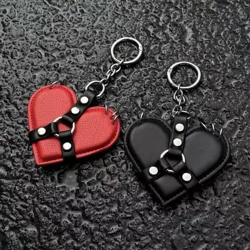 PU铆钉爱心包包挂件封心锁爱黑红桃心钥匙扣配饰挂件朋克风