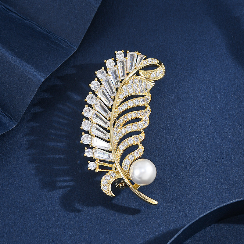 Otoño y invierno nuevo broche de plumas de perlas, broche de flores de alta calidad para mujeres, regalo de Navidad de alta calidad para novias y amigos.