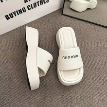 �ɸ�������һ����ЬŮ�⴩2025�¿��ļ��r��С����ɳ������