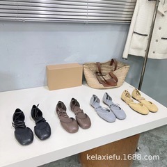 Haute Couture 2025 ニッチな新しい本革ラウンドトゥレトロ浅い口ストラップフラット中空つま先サンダル女性用