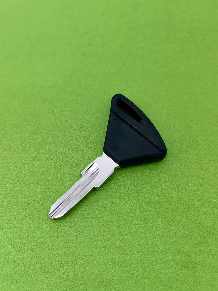 Motorcycle Key Handle Can Be Fitted with a Chip and Short Key Blank, Suitable for Italy, Triumph, Aprilia, Ktm