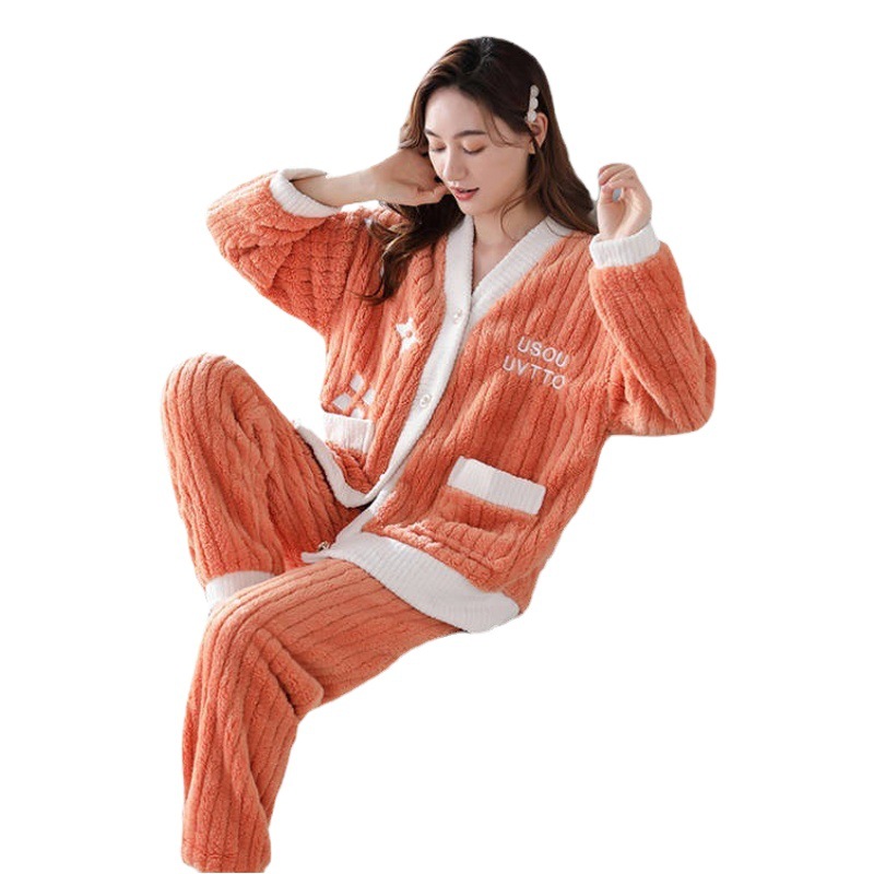 2025 nuevo pijama de franela de otoño e invierno, cárdigan de manga larga bordado para mujer más camisón de terciopelo de coral grueso que se puede usar afuera