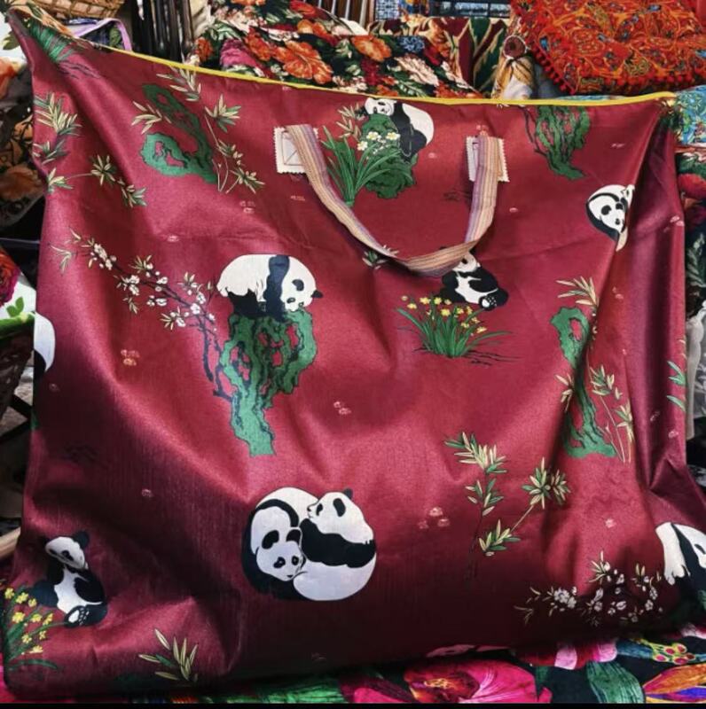 2025 New Trendy Large-Capacity Tote Bag, Fashionable and Lightweight, Retro Printed Panda Blanket, Clothes and Quilt Storage Bag