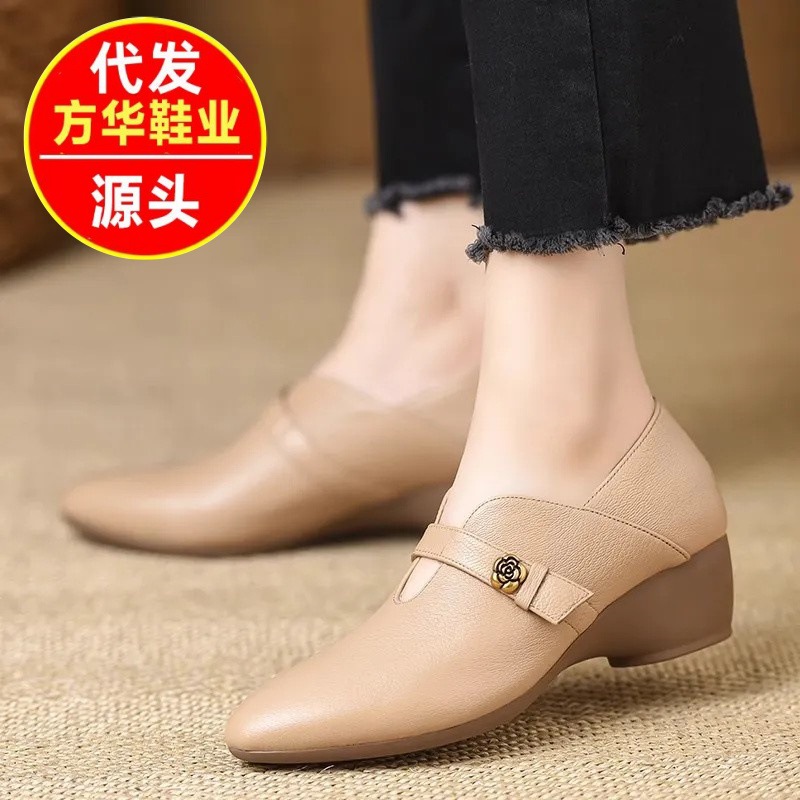 2025 otoño y invierno nuevo estilo de punta, cómodo con suela suave, zapatos de cuero pequeños, zapatos de calzado de talón único para mujeres.