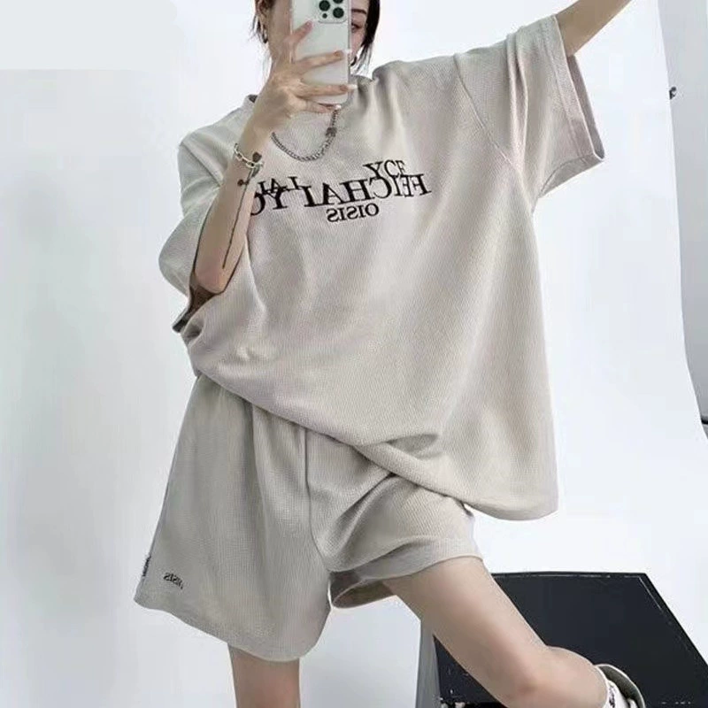 Женский повседневный костюм, летний 2023 год, новый свободный костюм в Корейском стиле больших размеров, спортивные шорты с короткими рукавами и круглой сестрой, комплект из двух предметов