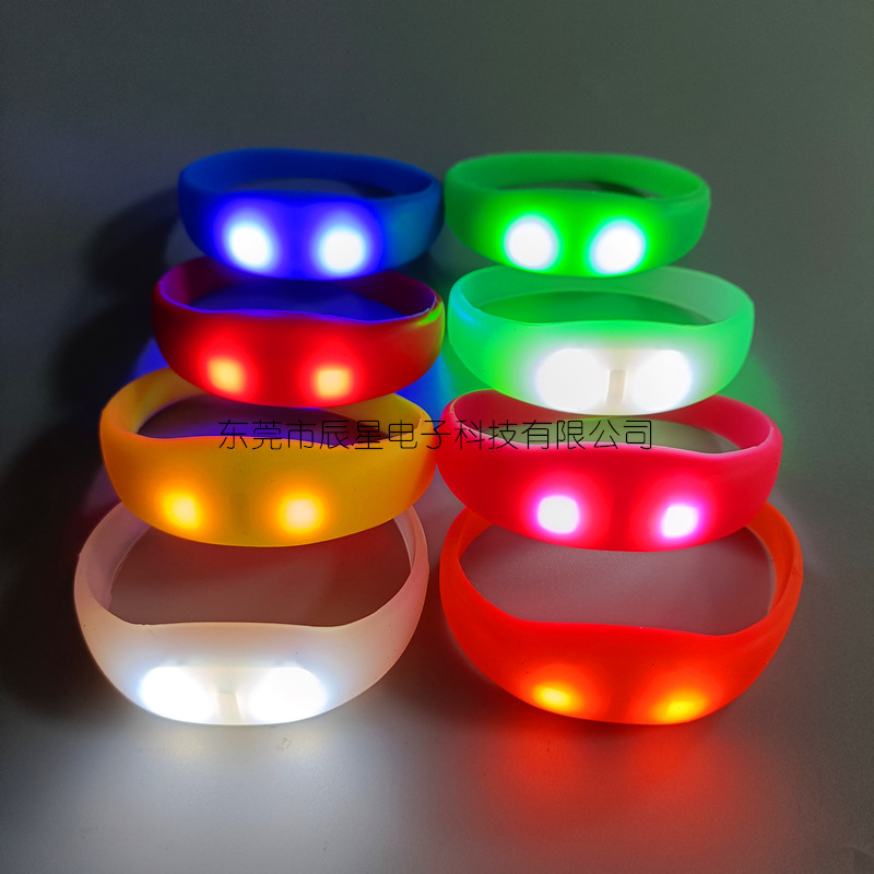 Brazalete luminoso personalizado led pulsera de silicona control de voz inducción pulsera luminosa evento de concierto props