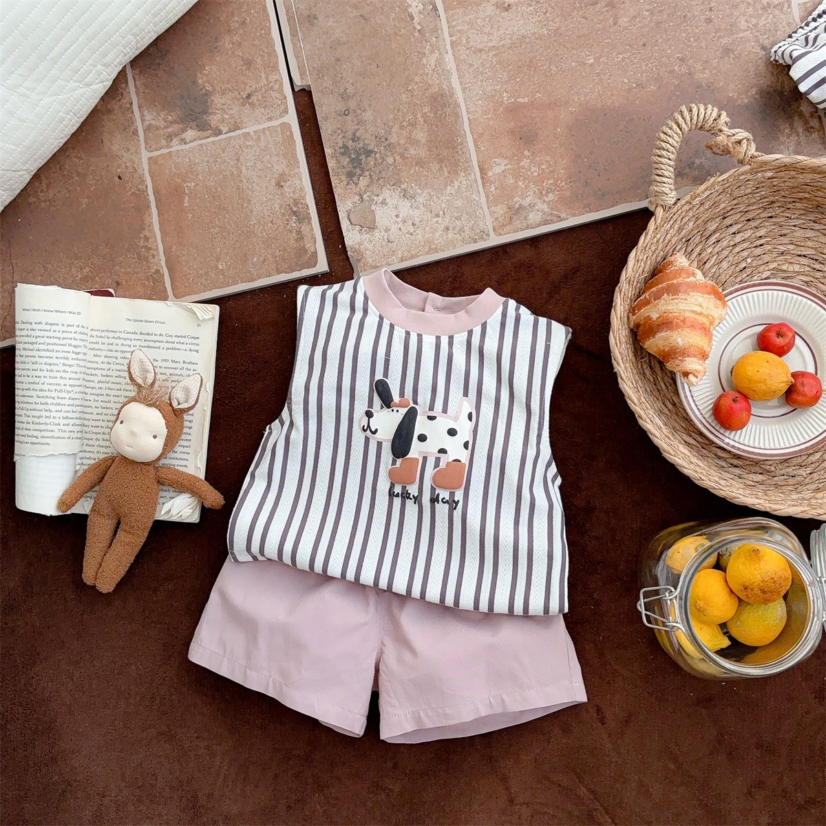 2025 verano nuevo estilo infantil de 1-3 años estilo occidental pequeño traje chaleco a rayas top pantalones cortos de color sólido traje de dos piezas