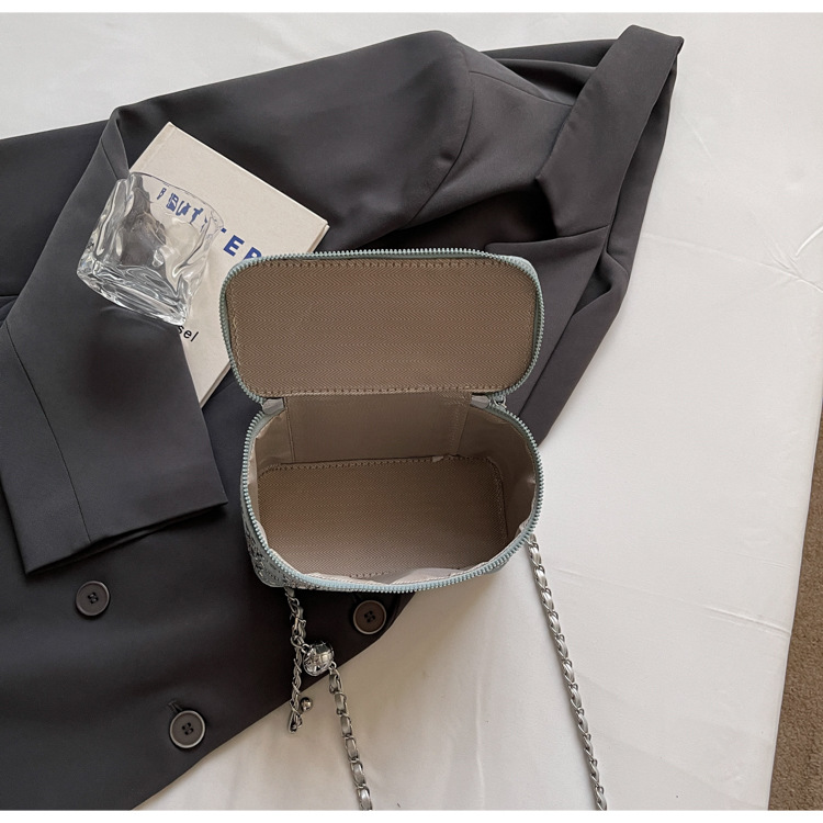 The diamond-shaped chain crossbody bag for women in the summer of 2025 features a fashionable and niche design. This year, the box bucket bag is in vogue undefined