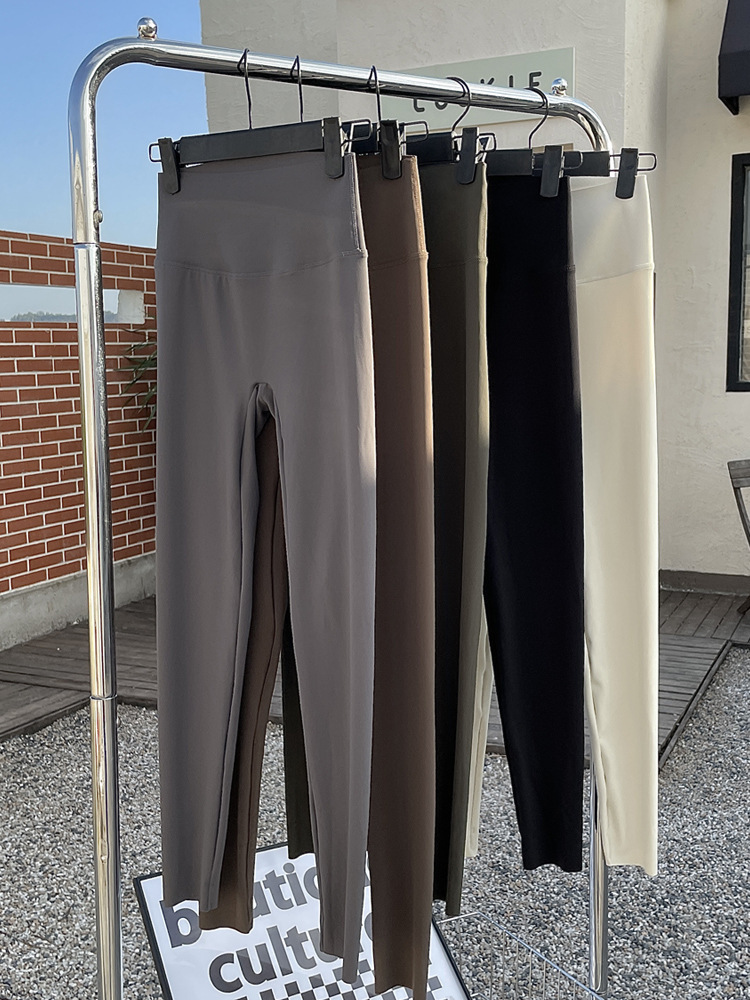 짙은 회색의 얇은 부분