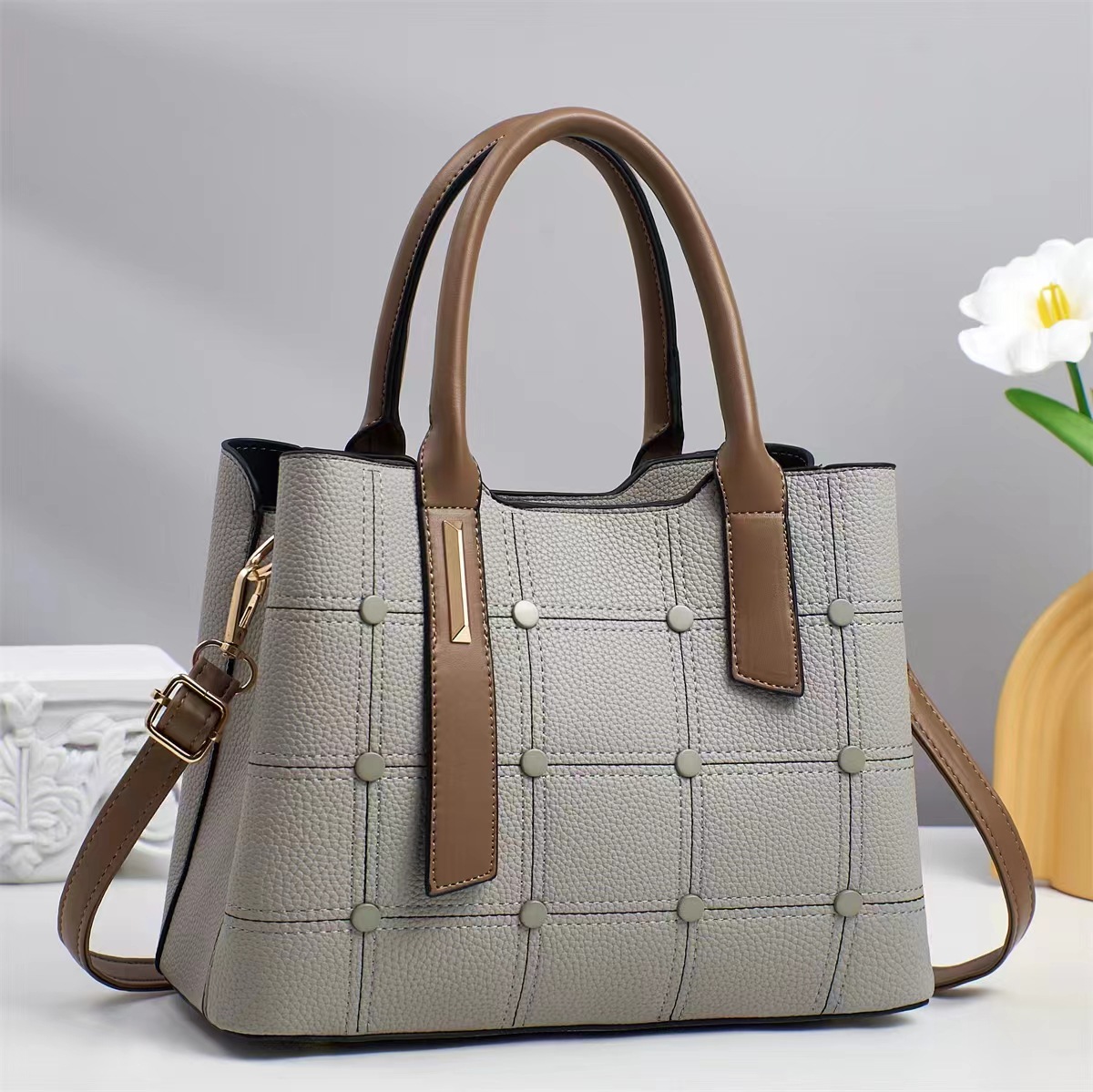 Moda femenina caliente 2025 fabricante de bolsos de mensajero de un solo hombro comercio exterior estilo caliente nuevo bolso grande de todo fósforo para damas portátiles