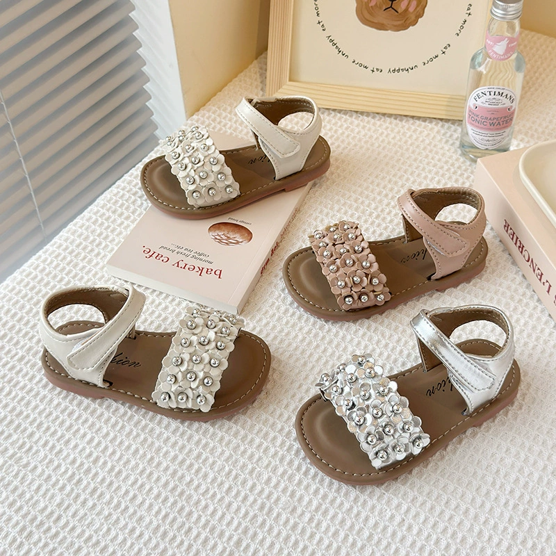 Однотонные открытые пляжные туфли 2025 лето новый корейский стиль девичьи сандалии с заклепками милые цветочные туфли принцессы