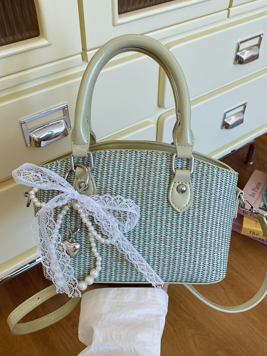 Vacaciones de verano en la playa de viajes bolsa de conchas de arena mujer 2025 este año bolsa de paja popular nueva bolsa de hombro tejida