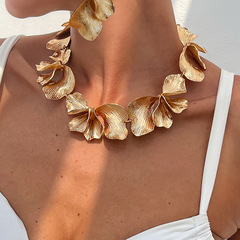 欧米のクロスボーダーの装飾品のファッション的なしわの木目の花のアクセサリーの個性的なデザイン感の合金の立体の花びらのネックレス