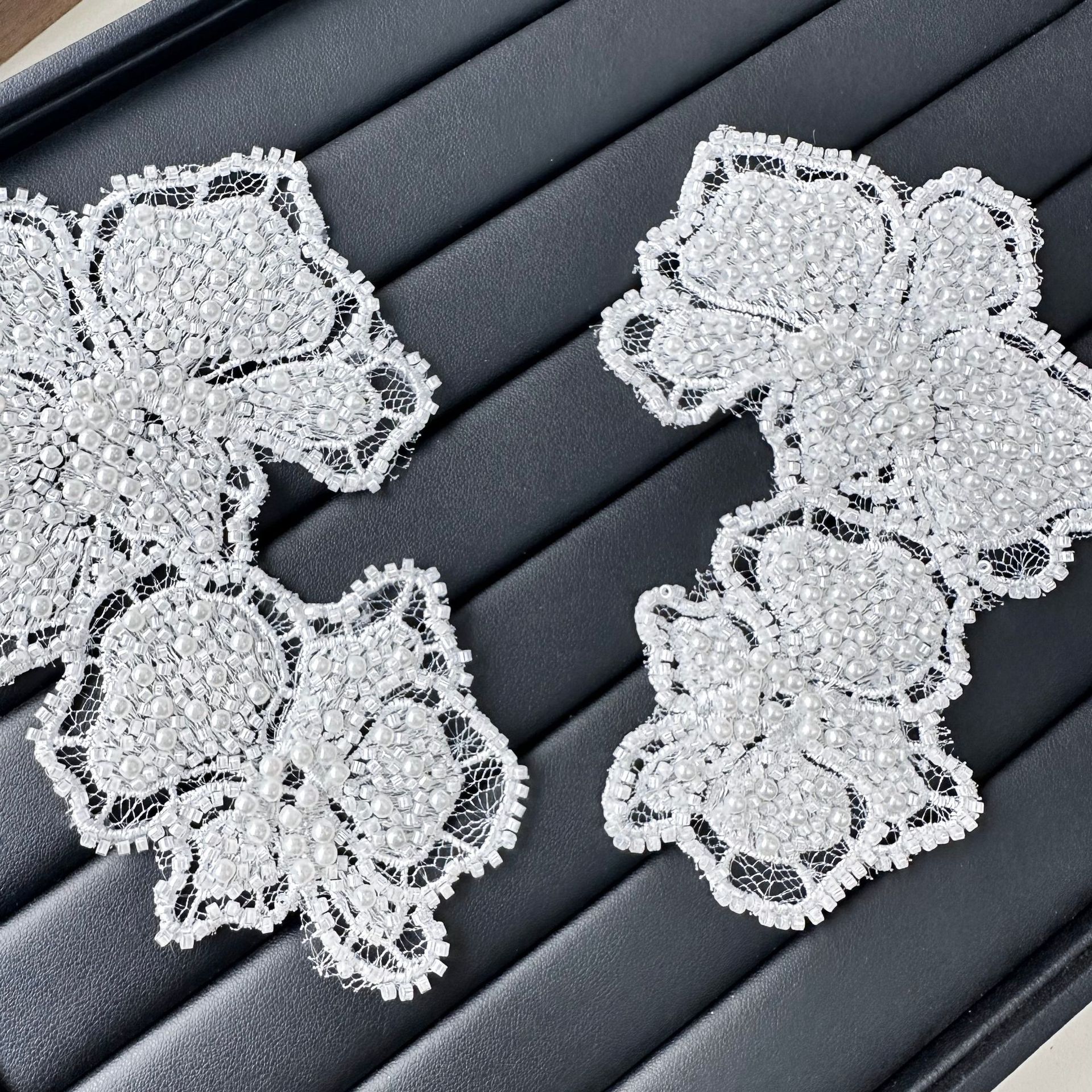 Pegatinas decorativas de flores bordadas de encaje tridimensional blanco exquisito patrón hueco ropa accesorios para el cabello accesorios hechos a mano de bricolaje