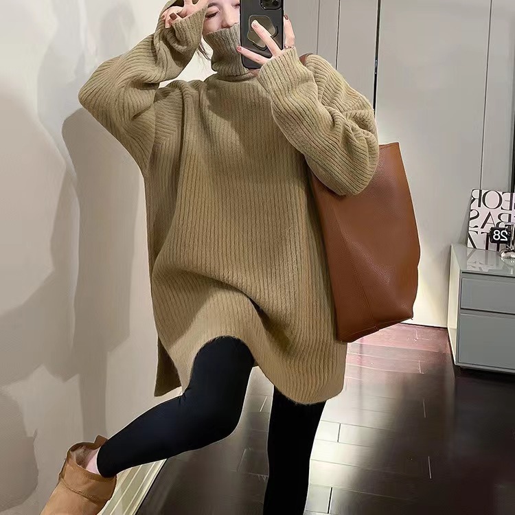 나른한 느낌의 디자인감 트임 커버 스웨터녀 2025 가을/겨울 터틀넥 루즈핏