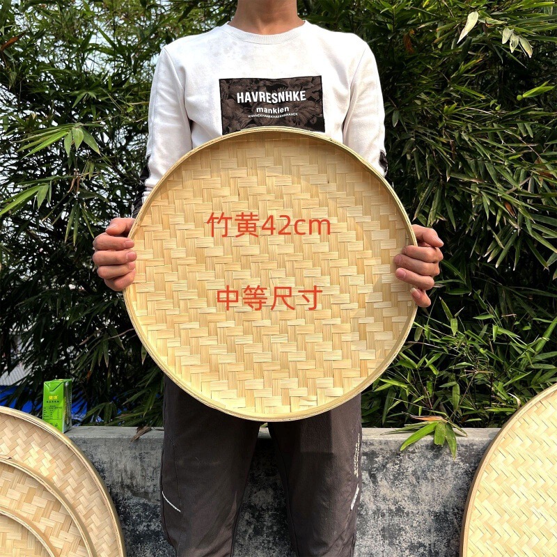 竹編み干し料理の神器と箕農家の竹編み製品の古い手作りふるいに穴があります。|undefined