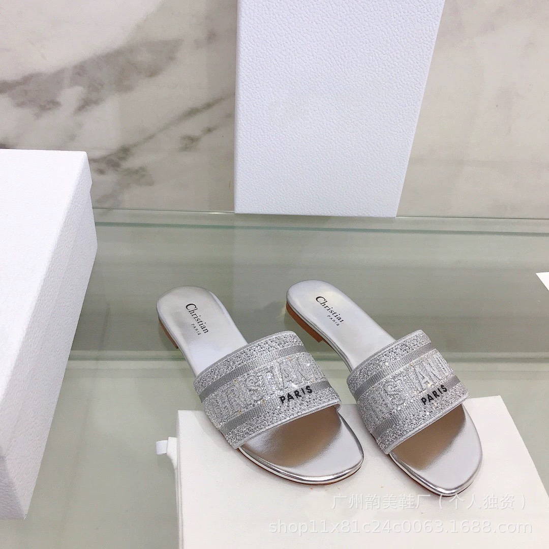 2025 verano D casa pantuflas bordadas mujeres que usan ropa exterior celebridad de Internet playa piel de oveja con zapatillas de diamantes de imitación de tacón medio mujeres