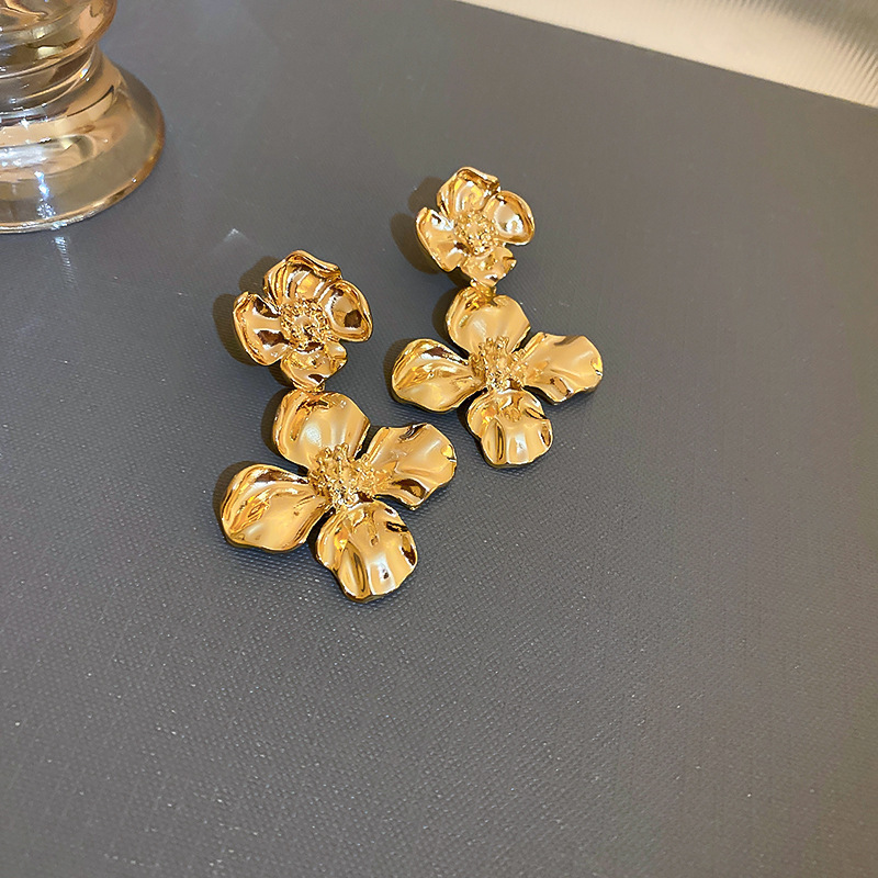 Silver needle metal flower earrings