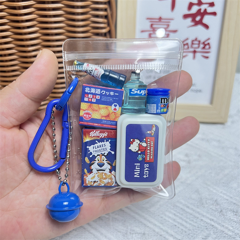 かわいいミニチュアの鼻の子供が食事をして遊んでいます。|undefined