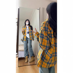 レトロな格子のシャツのコートの女性はゆったりしていて、長袖の格子の春と秋の上着を着ています。