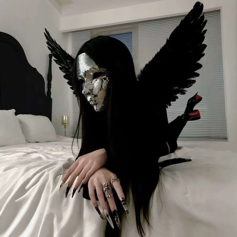 Masked Girl Dark Dark-Themed Silver Mirror Diamond Mask Bar Dance Cyberpunk Style Photo Prop Masked Girl Dark Dark-Themed Silver Mirror Diamond Mask Bar Dance Cyberpunk Style Photo Prop