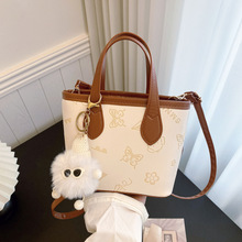 今年流行大容量女2025新款春季质感手提单肩包蝴蝶压花通勤水桶包