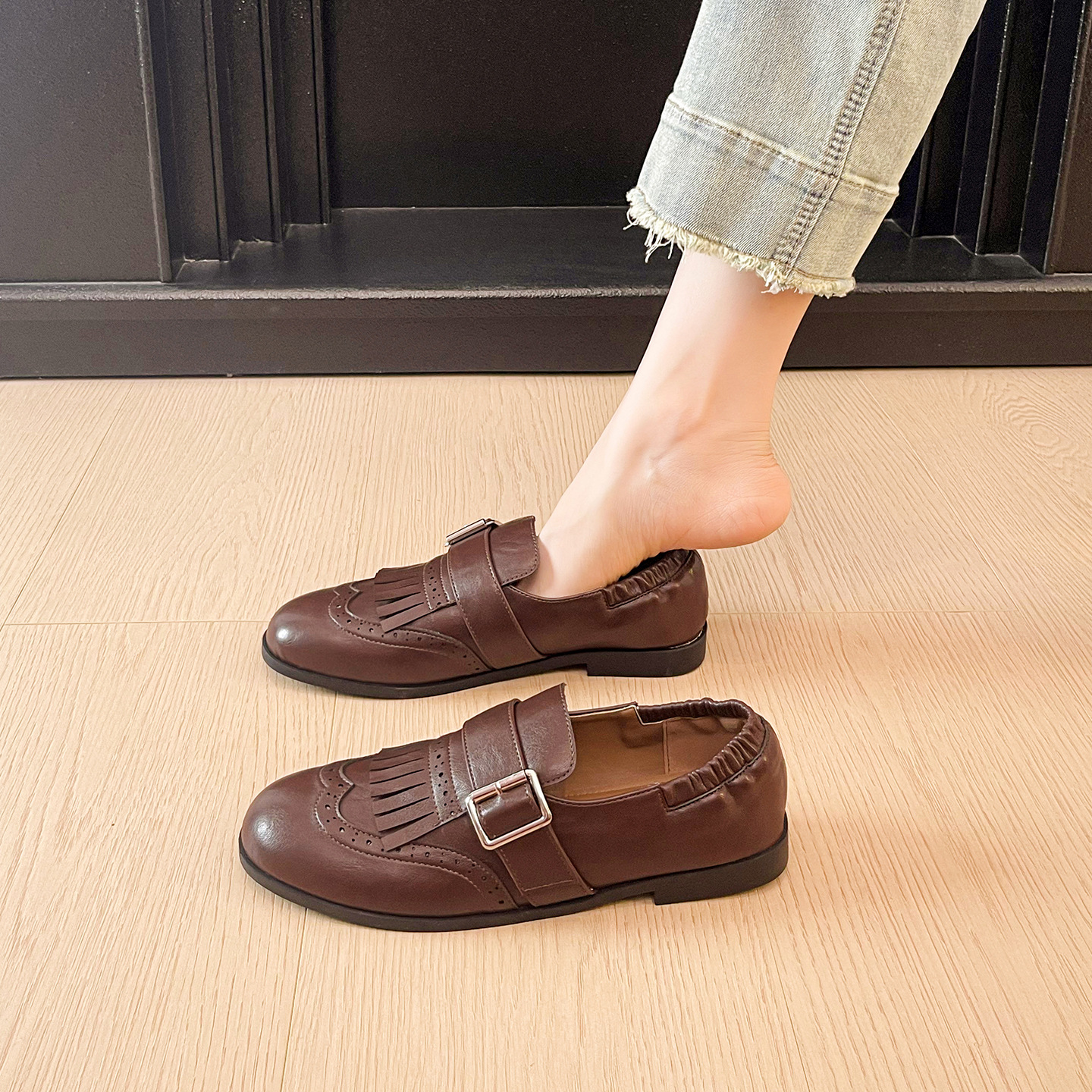Damsko loafers i brittisk stil i läder med spänne och tofs_voghion.com