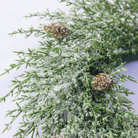 圣诞装饰刺柏叶花环35cm落雪松果花环节日装饰门挂壁挂PE人造绿植