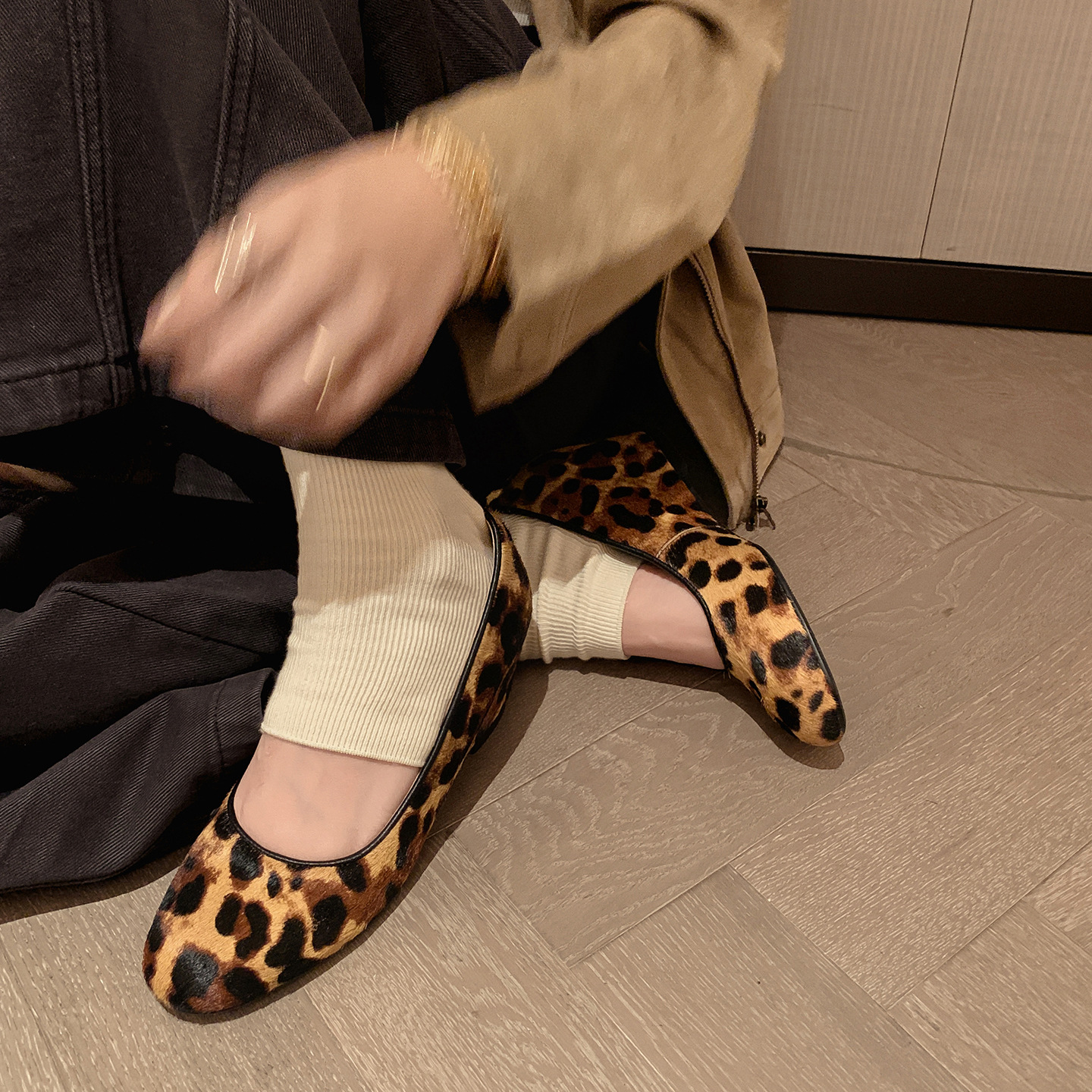 Giày cao gót nữ đế xuồng platform da bò họa tiết da báo, mũi tròn, dáng slip-on, gót ước lượng 6-8 cm — màu đen