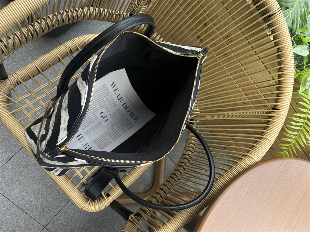 Travel Bags Zebra Pattern Fashion Travel Bag New Style Gym Bag Handbag Luggage Bag Large Capacity Registration Bag Short Distance Messenger Bag_voghion.com