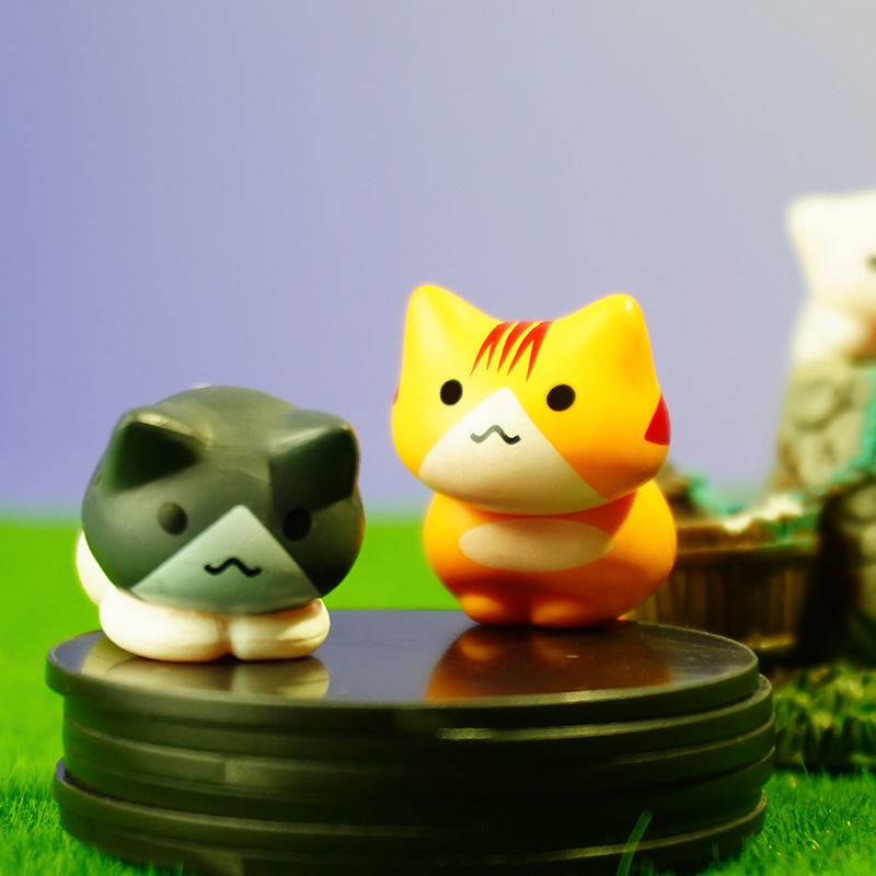 Montaje de bricolaje pequeños adornos musgo micro paisaje decoración mirando hacia arriba en lindo gato coche decoraciones saliva gatito