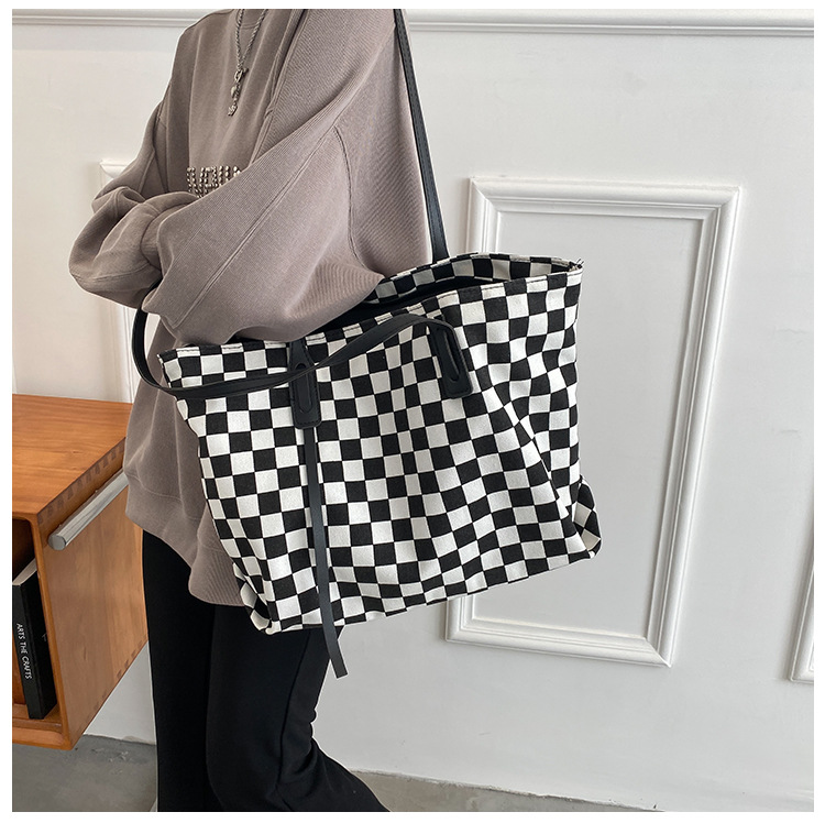 Retro Canvas Bag Checkerboard Bag Autumn Tide Fashion Portable Tote Bag display picture 14