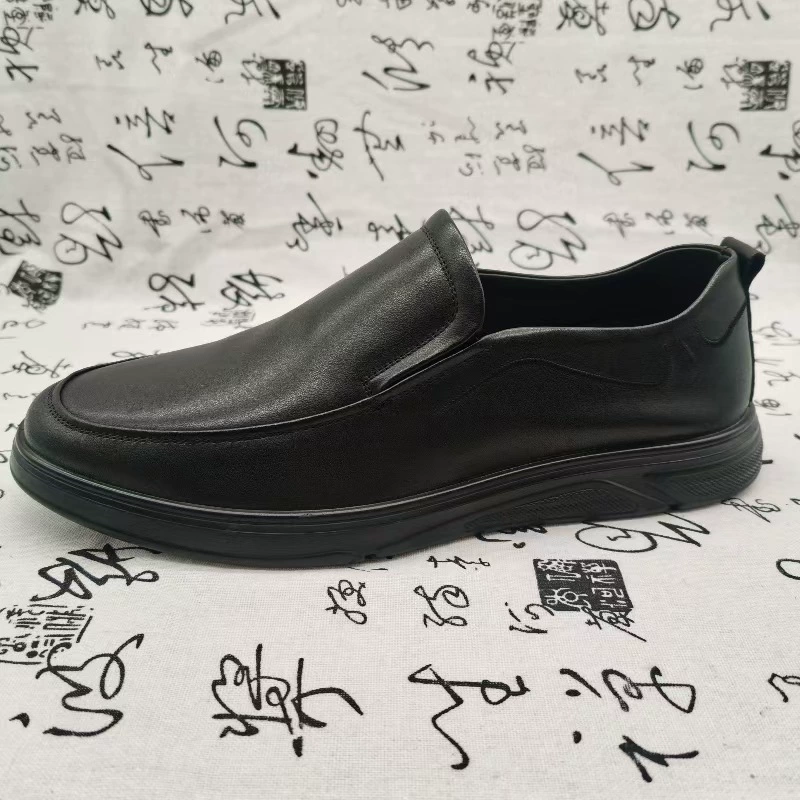 Фабричные кожаные мужские ботинки увеличены