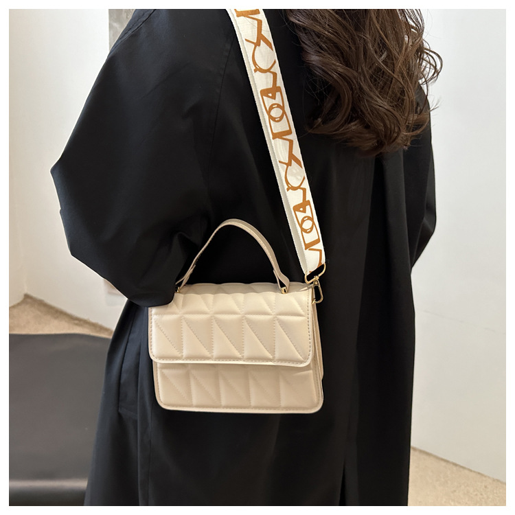 A stylish and simple diamond-shaped small square bag for the autumn and winter of 2024, featuring a solid color and a trendy single-shoulder bag for women undefined