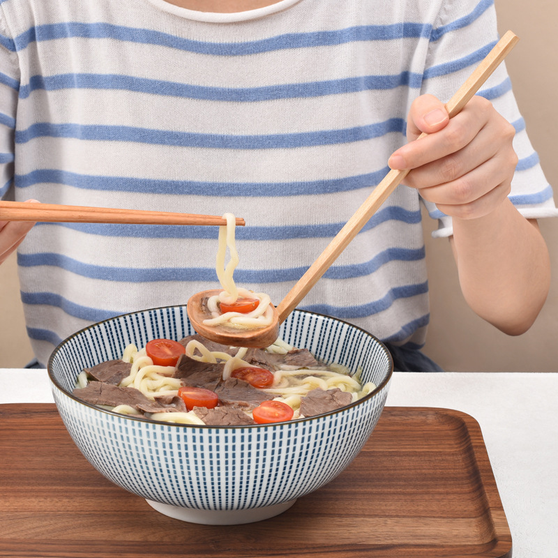 アヒルの卵のラーメンのスプーンのすき焼きのスプーンの木製の長い柄のスプーンは食事してスープの木のスプーンの味の千ラーメンのスプーンを飲みます。|undefined