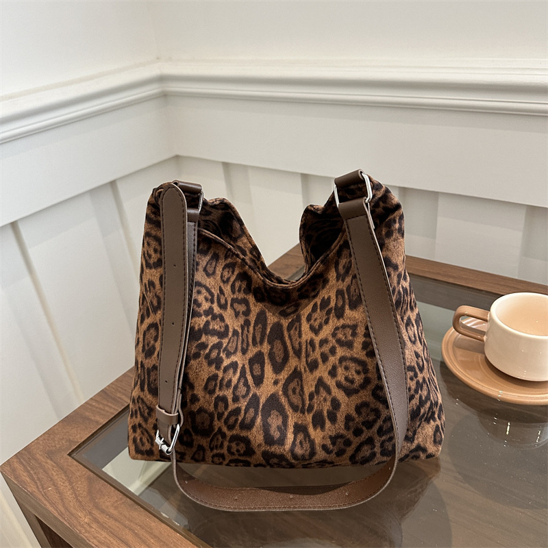 Otoño y invierno populares bolsos de leopardo para mujeres 2024 nueva bolsa de hombro de transporte de gran capacidad ocio tote