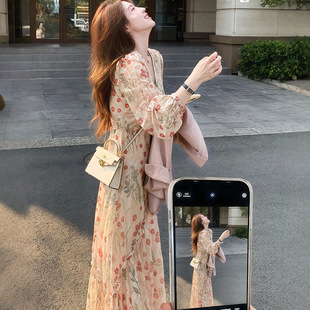 �紺����һ���׷�ɫ���b���黨�B��ȹ���b��ʽ�͹��Lȹ�Ӄɼ���Ů