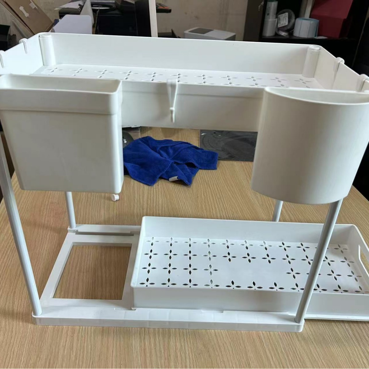 손잡이가 없는 흰색 이중 수납선반(고리 5개 포함)