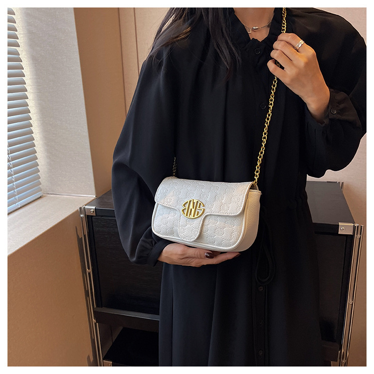 Torba na rame s lancem za žene s reljefnom teksturom moderna_voghion.com